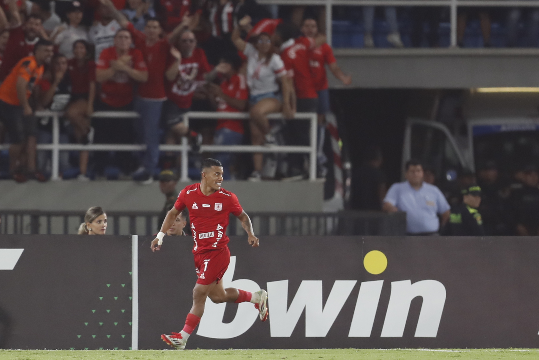 AMDEP4939. CALI (COLOMBIA), 08/04/2025.- Cristian Barrios de América celebra un gol que luego fue anulado este martes, en un partido de la fase de grupos de la Copa Sudamericana entre Caracas FC y Cienciano en el estadio Olímpico UCV en Caracas (Venezuela). EFE/ Ernesto Guzmán Jr