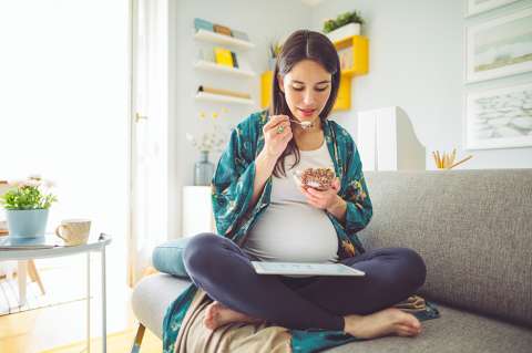 ¿Cuáles son los alimentos que no debes consumir durante el embarazo?