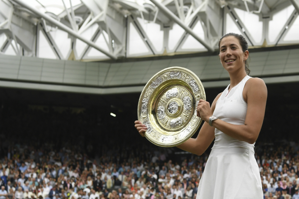 Garbiñe Muguruza, con el trofeo de Wimbledon. / AFP
