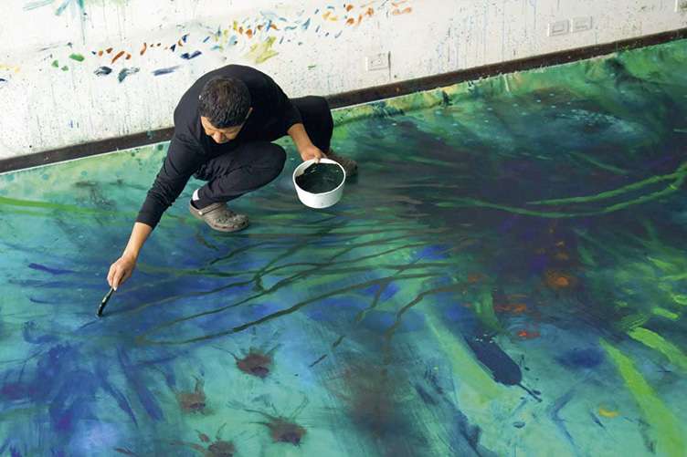El artista Alonso Garcés con una de las obras que se presentarán este fin de semana en Artbo. / Cortesía