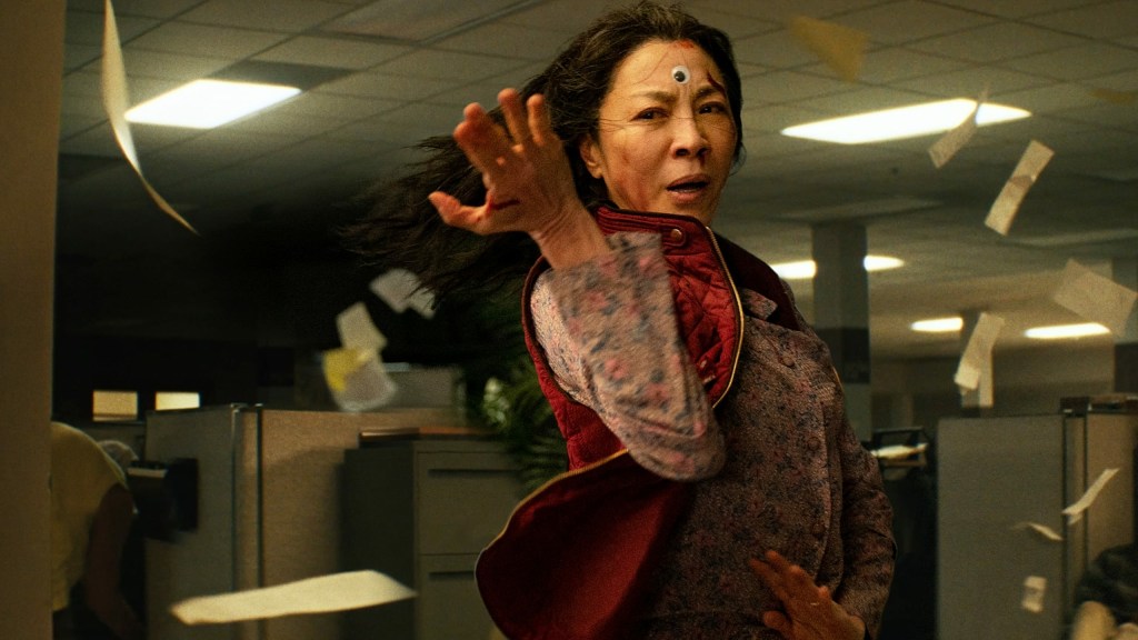 USA2895. LOS ÁNGELES (CA, EEUU), 29/12/2022.- Fotograma cedido por A24 Films donde aparece Michelle Yeoh, como Evelyn Wang, durante una escena de la película "Everything Everywhere All at Once" (Todo a la vez en todas partes), de Daniel Kwan y Daniel Scheinert, y que encabeza la lista de nominaciones, con 14 de ellas, para la 28ª edición de los Critics Choice Awards. Aunque quedan aún muchas nominaciones por conocerse para la temporada de premios en Hollywood en 2023, algunos filmes como "The Fabelmans", "Black Panther: Wakanda Forever" y Everything Everywhere All at Once empiezan a despuntar en la carrera por conseguir más galardones. EFE/Allyson Riggs /A24 /SOLO USO EDITORIAL/NO VENTAS/SOLO DISPONIBLE PARA ILUSTRAR LA NOTICIA QUE ACOMPAÑA/CRÉDITO OBLIGATORIO

