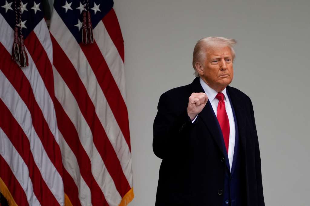 Washington (United States), 02/04/2025.- US President Donald Trump gestures during a tariff announcement in the Rose Garden of the White House in Washington, DC, USA, 02 April 2025. Trump plans to roll out tariffs on global trading partners, the centerpiece of his effort to bring back manufacturing to the US and reshape a world trade system he has long decried as unfair. Trump has branded the day 'Liberation Day', though most economists expect US consumers to foot the costs. EFE/EPA/KENT NISHIMURA / POOL