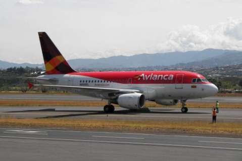 Hombre fue hallado muerto en un avión en aeropuerto de Cali