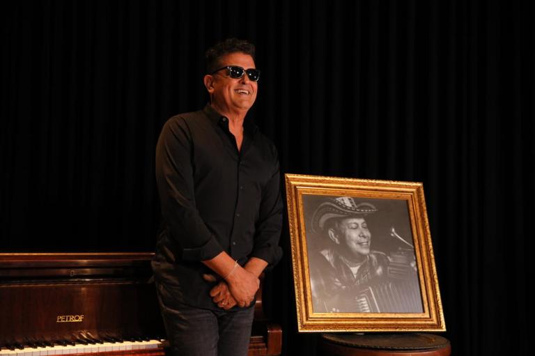 Carlos Vives recuerda el legado de Egidio Cuadrado: “Mi compadre era un rockstar”