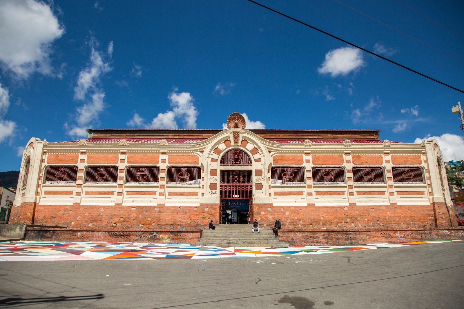 Fachada plaza de mercado de Las Cruces en 2025