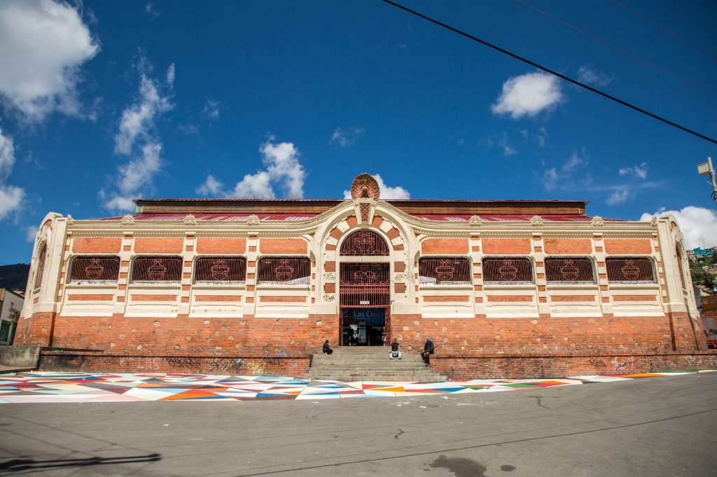 Fachada plaza de mercado de Las Cruces en 2025