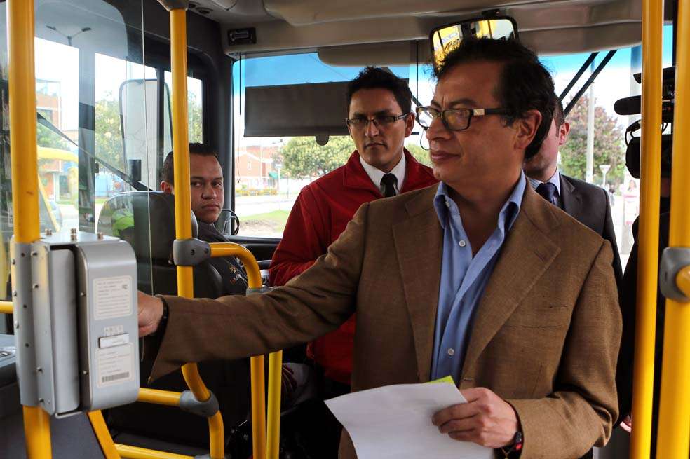 En medio de la tormenta política, el alcalde Petro entregó ayer tarjetas del SITP para personas sisbenizadas (ver balcón). / Alcaldía de Bogotá.