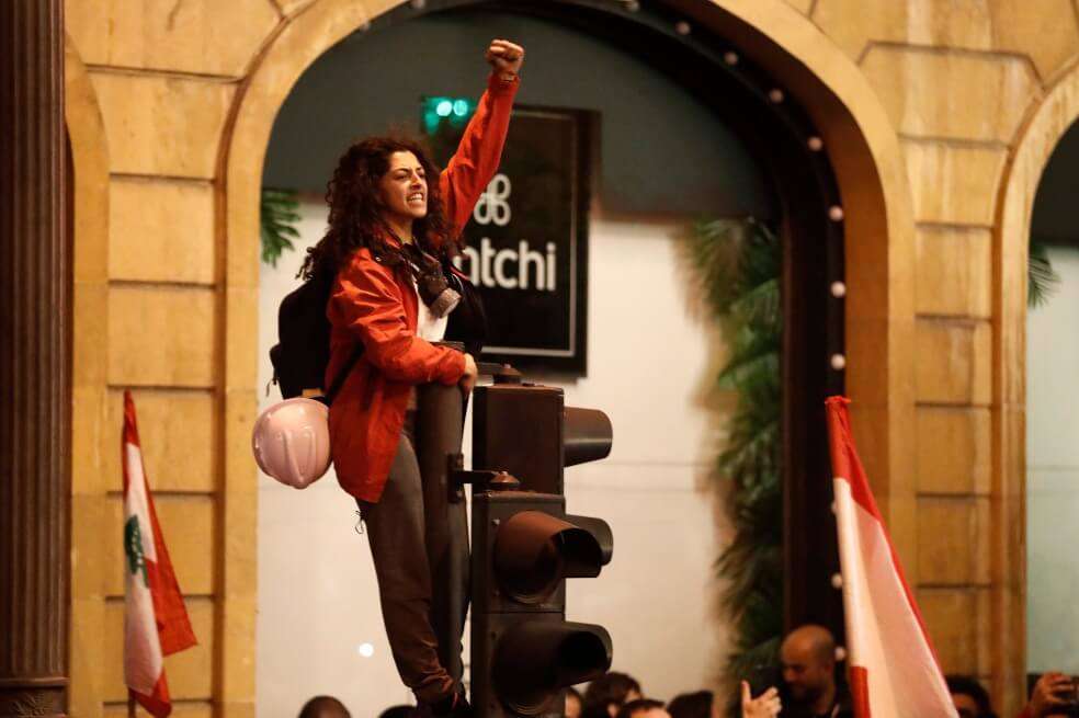 Una joven protesta y lanza arengas contra el gobierno libanés en el centro de Beirut, la capital del país. / AP