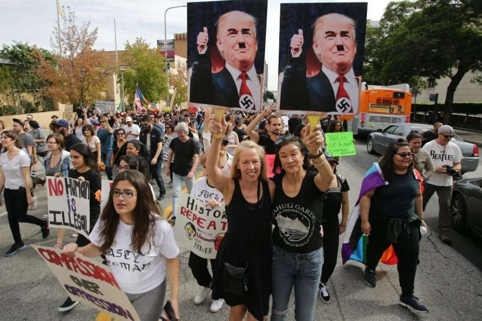 Durante las protestas por el triunfo de Donald Trump, lo suelen comparar con Hitler. / AFP