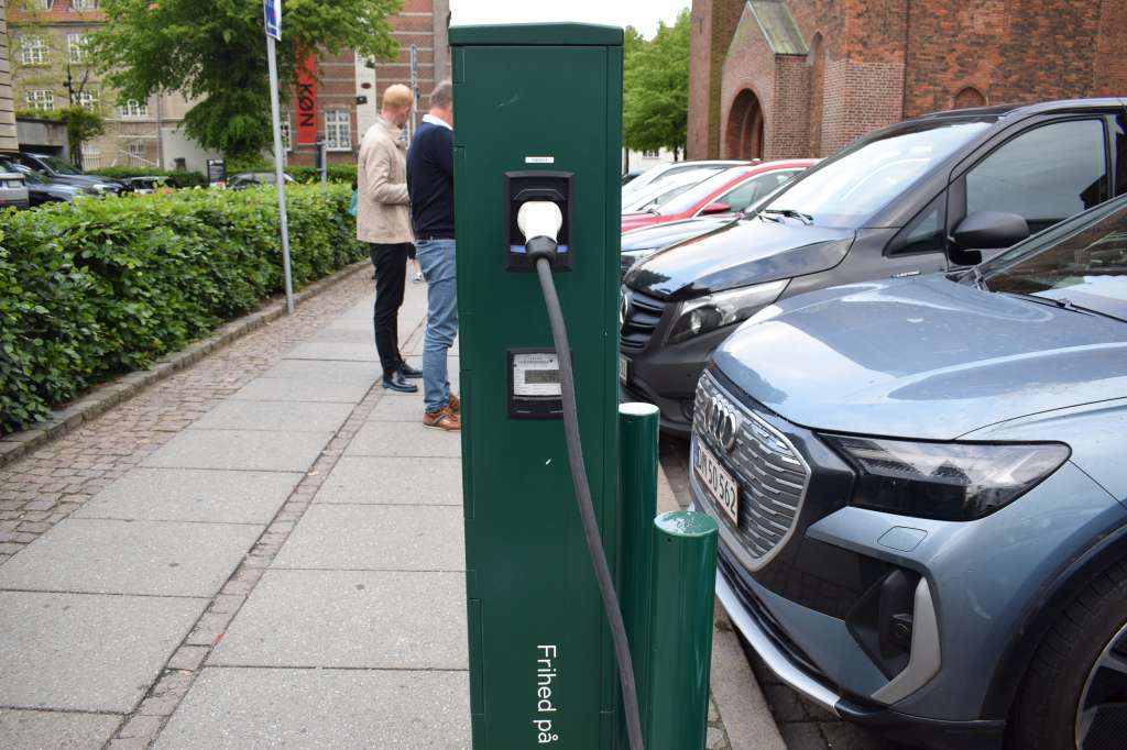 A la salida del Royal Hotel, en Aarhus, hay algunos cargadores para carros eléctricos. A uno de ellos conectaron la van que se movió por entre Bjerringbro, Lisbjerg y Middelfart.