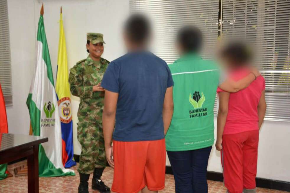 Los dos menores de edad fueron puestos a disposición del Instituto Colombiano de Bienestar Familiar (ICBF). / Ejército de Colombia