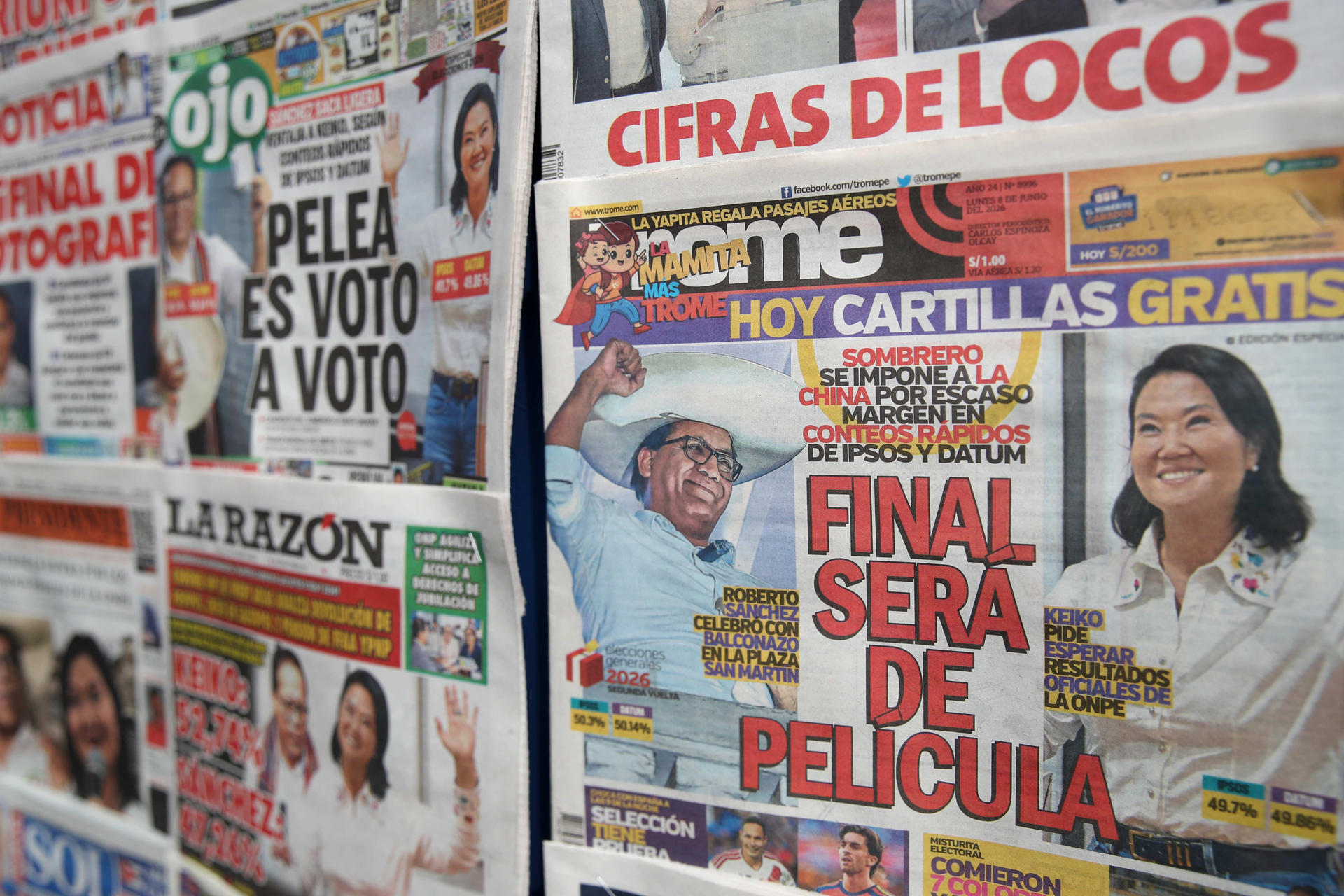 AME9733. LIMA (PERÚ), 08/06/2026.- Fotografía que muestra portadas de distintos diarios este lunes, en Lima (Perú). La ventaja de la candidata derechista Keiko Fujimori sobre el izquierdista Roberto Sánchez se redujo a 0,17 puntos porcentuales, tras el cómputo del 93 % de las actas de votación de la segunda vuelta presidencial en Perú, al registrar el 50,08 % de votos, frente al 49,91 % del postulante de Juntos por el Perú, de acuerdo al último reporte oficial publicado este lunes. EFE/ Paolo Aguilar