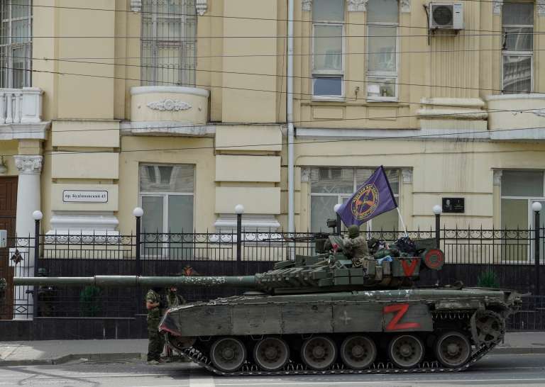 Rostov-on-don (Russian Federation), 23/06/2023.- Servicemen from private military company (PMC) Wagner Group block a street outside the Southern Military District headquarters building with a tank in downtown Rostov-on-Don, southern Russia, 24 June 2023. Security and armoured vehicles were deployed after Wagner Group's chief Yevgeny Prigozhin said in a video that his troops had occupied the building of the headquarters of the Southern Military District, demanding a meeting with Russia'Äôs defense chiefs. (Rusia) EFE/EPA/STRINGER