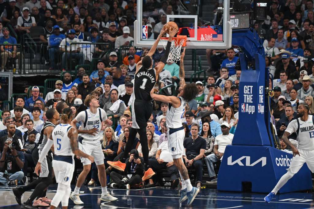 Victor Wembanyama ataca el aro de los Dallas Mavericks.