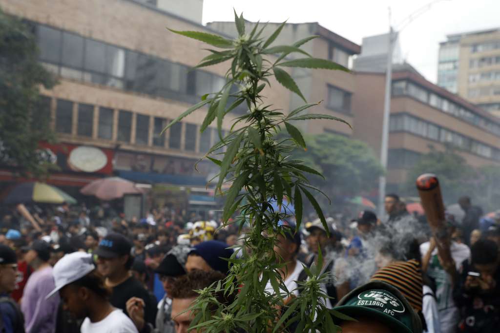 AME3408. MEDELLÍN (COLOMBIA), 04/05/2024.- Decenas de personas participan durante la Marcha Mundial de la Marihuana, este sábado en Medellín (Colombia). Cientos de personas se concentraron hoy en Medellín a favor del autocultivo y uso de la cannabis con fines medicinales y recreativos. EFE/Luis Eduardo Noriega Arboleda