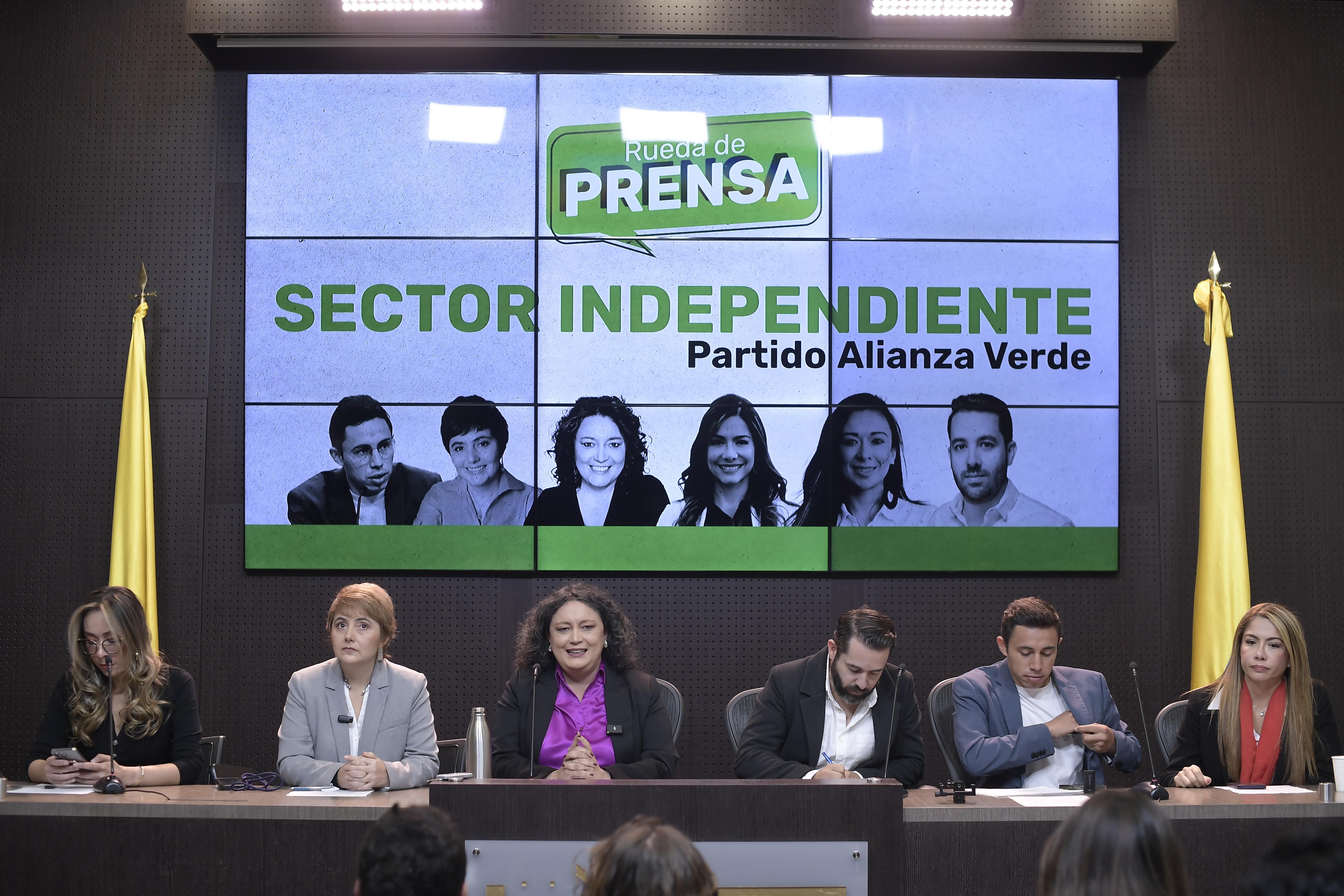 Las congresistas Katherine Miranda, Carolina Giraldo, Angélica Lozano, Alejandro García, Cristian Avendaño y Catherine Juvinao, en rueda de prensa formalizaron el pedido de escisión de la Alianza Verde por los acuerdos que el ala petrista del partido ha hecho con el Gobierno Nacional.