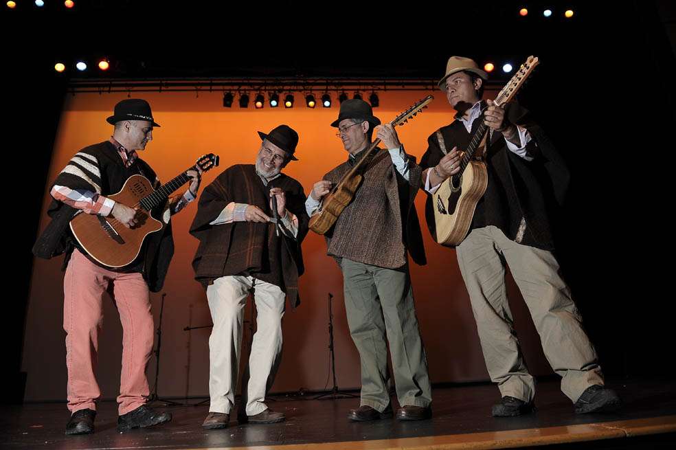 José Fernando Rivas, guitarra; Jorge Velosa, guacharaca; Jorge González, requinto; y Manuel Cortés, tiple, protagonizan ‘Mera carranga’. / Óscar Pérez - El Espectador