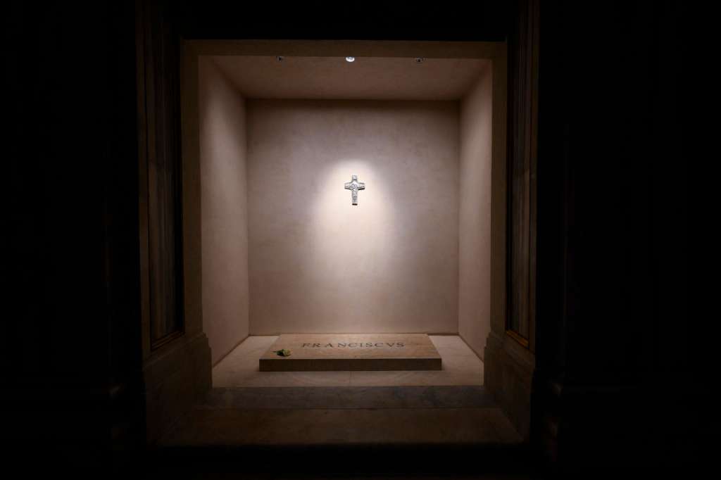ROMA (ITALIA), 27/04/2025.- Vista de de la tumba del papa Francisco en la basílica de Santa María la Mayor de Roma que abre sus puertas este domingo a primera hora para que los fieles puedan visitarla. EFE/ Prensa del Vaticano / Francesco Sforza / SOLO USO EDITORIAL/SOLO DISPONIBLE PARA ILUSTRAR LA NOTICIA QUE ACOMPAÑA (CRÉDITO OBLIGATORIO)