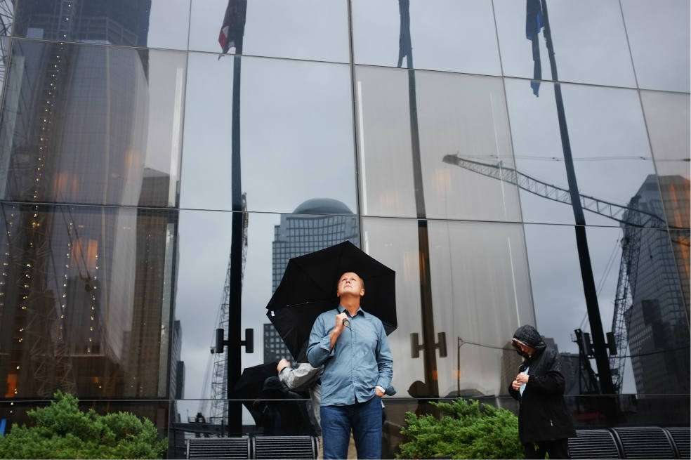 Un estadounidense observa el monumento en memoria de las 2.753 víctimas del 11-S. / AFP