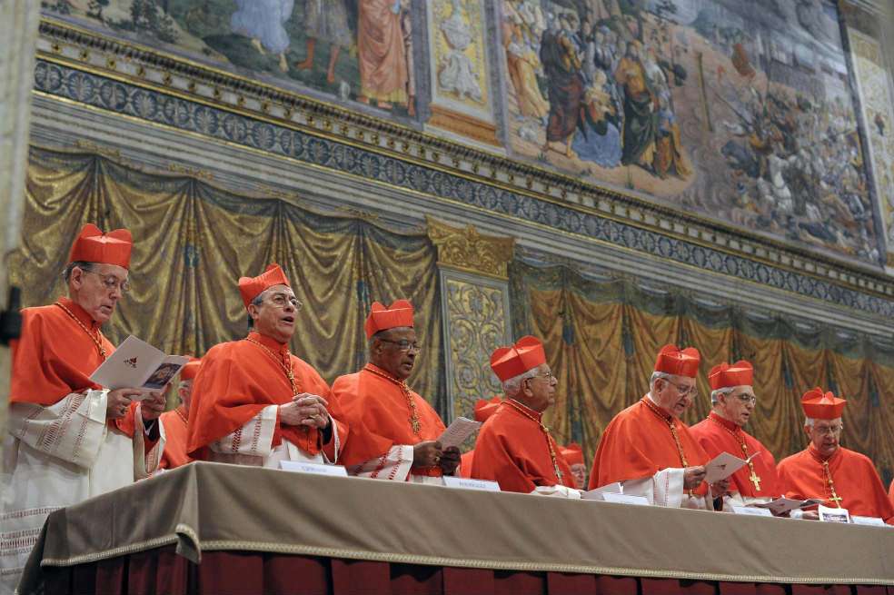 Los cardenales, durante el canto 'Veni Creator Spiritus' (Viene el espíritu del Santo Creador) antes del comienzo del cónclave. / EFE