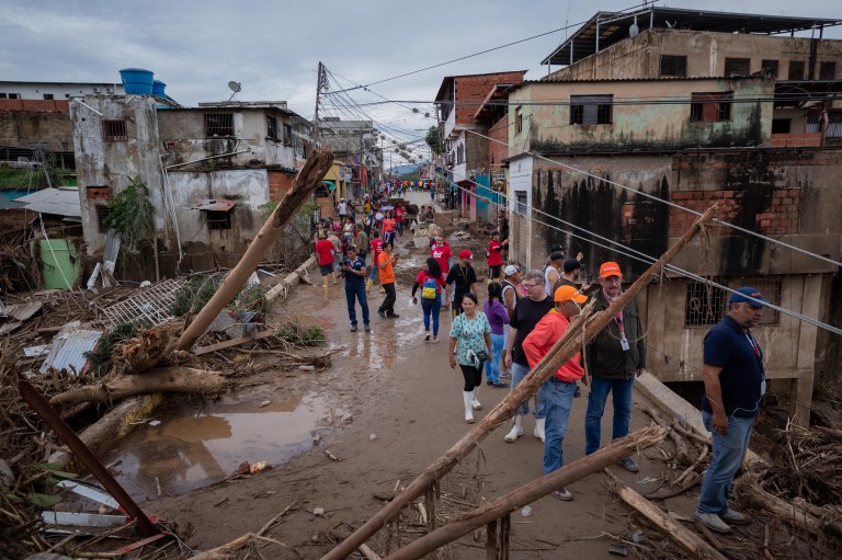 ACOMPAÑA CRÓNICA: VENEZUELA LLUVIAS***AME3304. LAS TEJERÍAS (VENEZUELA), 09/10/2022.- Personas observan hoy los destrozos causados por el desbordamiento de la quebrada Los Patos, en Las Tejerías, estado Aragua (Venezuela). Algunos habitantes de Las Tejerías, en la zona central de Venezuela, recuerdan este domingo los gritos de la tragedia, mientras otros son incapaces de describir la noche del sábado, cuando esta pequeña ciudad fue arrasada por una quebrada desbordada, que se llevó a más de un centenar de personas, de las que, al menos, 25 murieron y más de 50 siguen desaparecidas. EFE/ Rayner Peña R