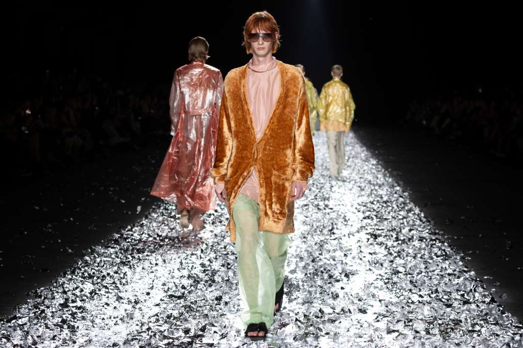 Paris (France), 22/06/2024.- A model presents a creation from the Spring/Summer 2025 Menswear Collection of Belgian fashion Designer Dries Van Noten during Paris Fashion Week, in Paris, France, 22 June 2024. The presentation of the Men'Äôs collections runs from 18 to 23 June. (Moda, Francia) EFE/EPA/ANDRE PAIN