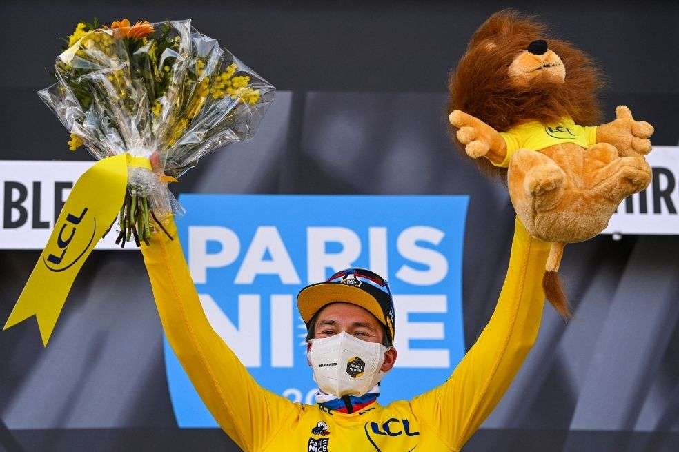 Primoz Roglic en el podio de la cuarta etapa de la carrera.