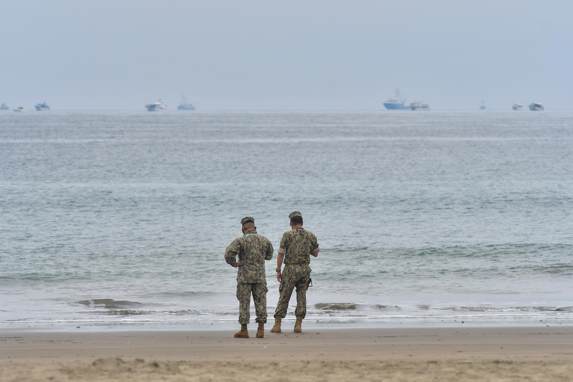 AME6410. MANTA (ECUADOR), 30/07/2025.- Integrantes de la Armada de Ecuador vigilan la playa El Murciélago este miércoles, en Manta (Ecuador). Habitantes y turistas de algunas islas fueron evacuados de forma preventiva ante la alerta de tsunami emitida tras el terremoto de magnitud 8,8 registrado el martes en la península rusa de Kamchatka. EFE/ Ariel Ochoa