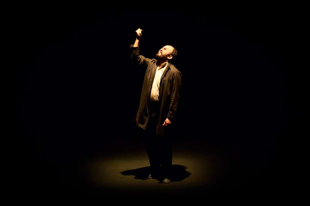 Escena de la adaptación de “Crimen y castigo”, en el Teatro Libre.