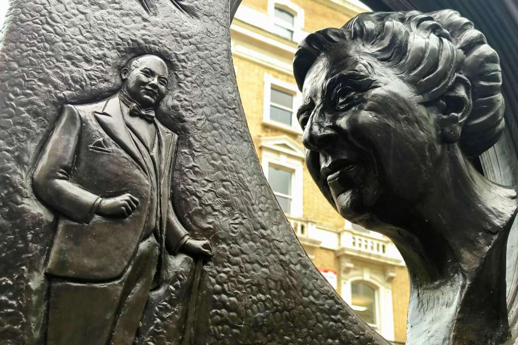 LONDRES, 05/08/2025.- Estatua Memorial de la escritoro Agatha Christie, y su creación el dective Poirot en Londres. Hércules Poirot, el meticuloso e impoluto detective belga creado por la reina del misterio Agatha Christie, murió hace 50 años tras ser protagonista de 30 novelas y 50 relatos cortos publicados por la escritora durante más de medio siglo. Después del éxito de Poirot, la autora británica (1890-1976) decidió poner fin al personaje en su novela 'Telón', publicada en 1975, porque al parecer lo encontraba egocéntrico, insufrible y ampuloso. EFE/Guillermo Garrido
