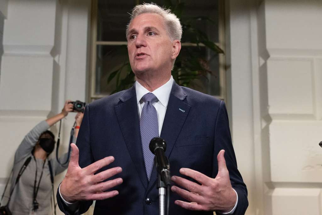 Washington (United States), 30/09/2023.- US Speaker of the House Kevin McCarthy speaks to members of the news media following a meeting of the House Republican Conference on Capitol Hill in Washington, DC, USA, 30 September 2023. Speaker McCarthy announced the House will vote on a stop-gap government funding measure. The Senate and House of Representatives are working on measures to avert a government shutdown before a 01 October deadline. EFE/EPA/MICHAEL REYNOLDS
