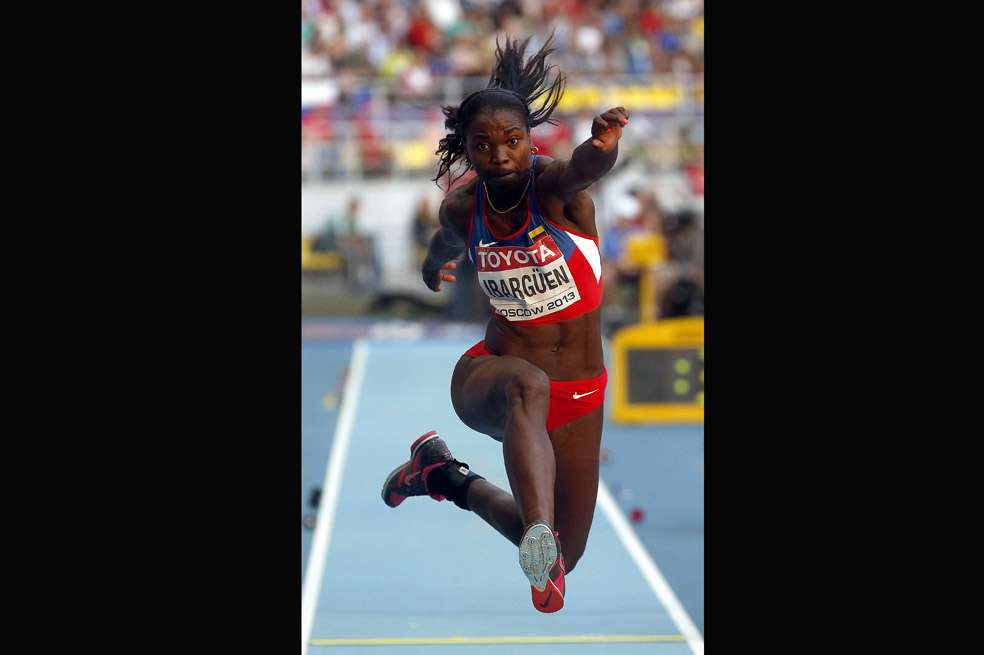 Caterine Ibargüen en el momento del salto que le dio el metal dorado. / AFP
