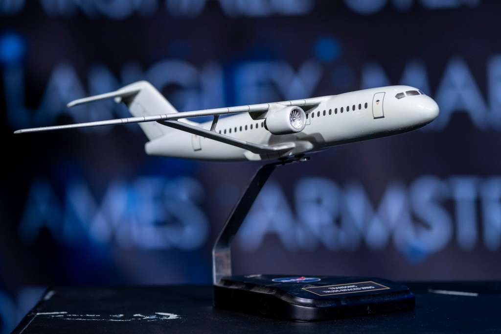 Washington (United States), 18/01/2023.- NASA's Sustainable Flight Demonstrator project, that develops technology and designs for a new generation of lower-emission single-aisle airliners, is shown during a press conference at the NASA headquarters in Washington, DC, USA, 18 January 2023. The Transonic Truss-Braced Wing concept involves an aircraft with extra-long, thin
wings stabilized by diagonal struts. This design results in an aircraft that is much more fuel efficient than a traditional airliner due to a shape that creates less drag, resulting in it burning less fuel. (Estados Unidos) EFE/EPA/SHAWN THEW