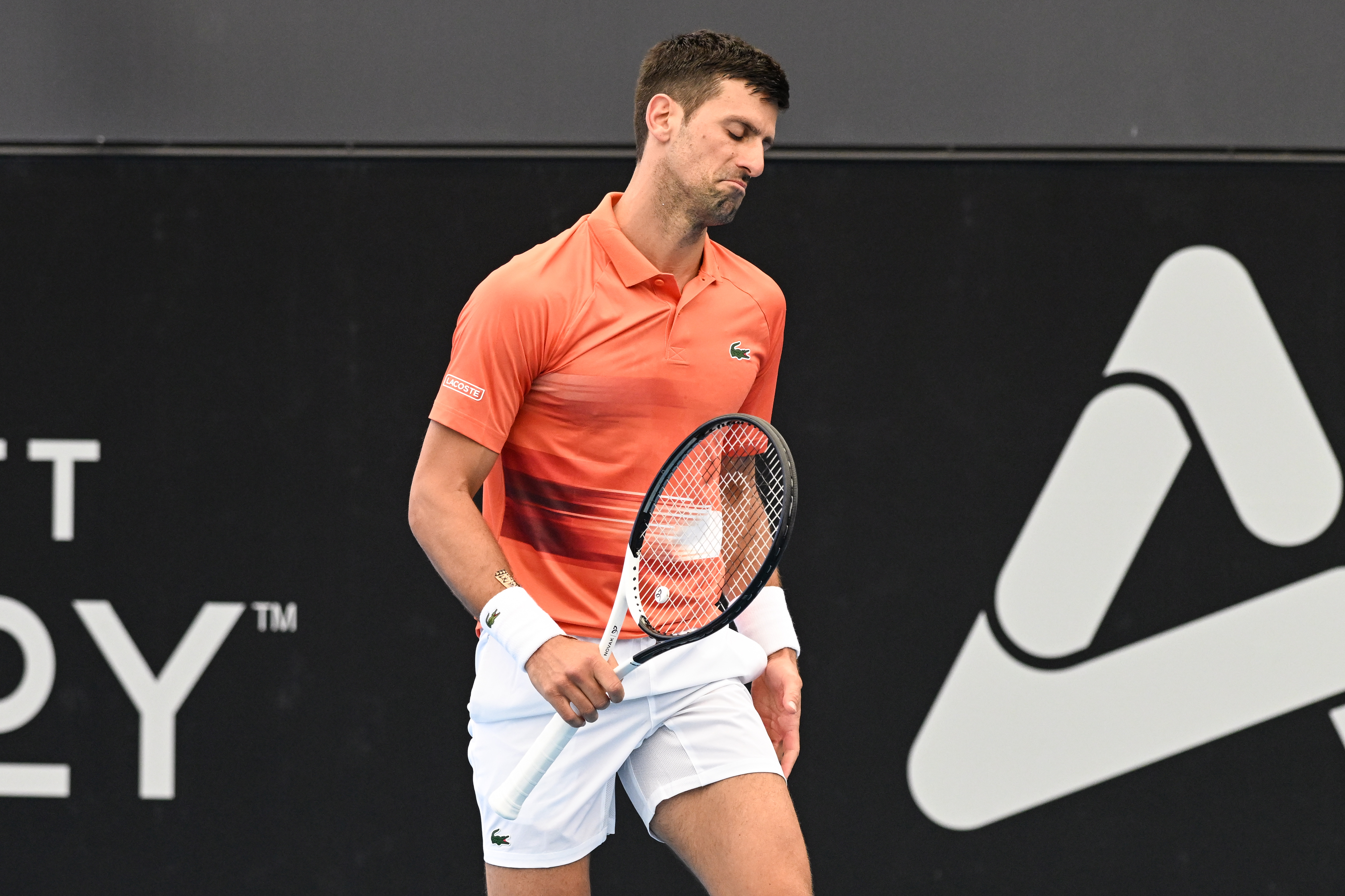 Adelaide (Australia), 05/01/2023.- Novak Djokovic of Serbia reacts after losing a point against Quentin Halys of France during the 2023 Adelaide International Tennis Tournament at the Memorial Drive Tennis Centre in Adelaide, Australia, 05 January 2023. (Tenis, Francia, Adelaida) EFE/EPA/MICHAEL ERREY EDITORIAL USE ONLY AUSTRALIA AND NEW ZEALAND OUT