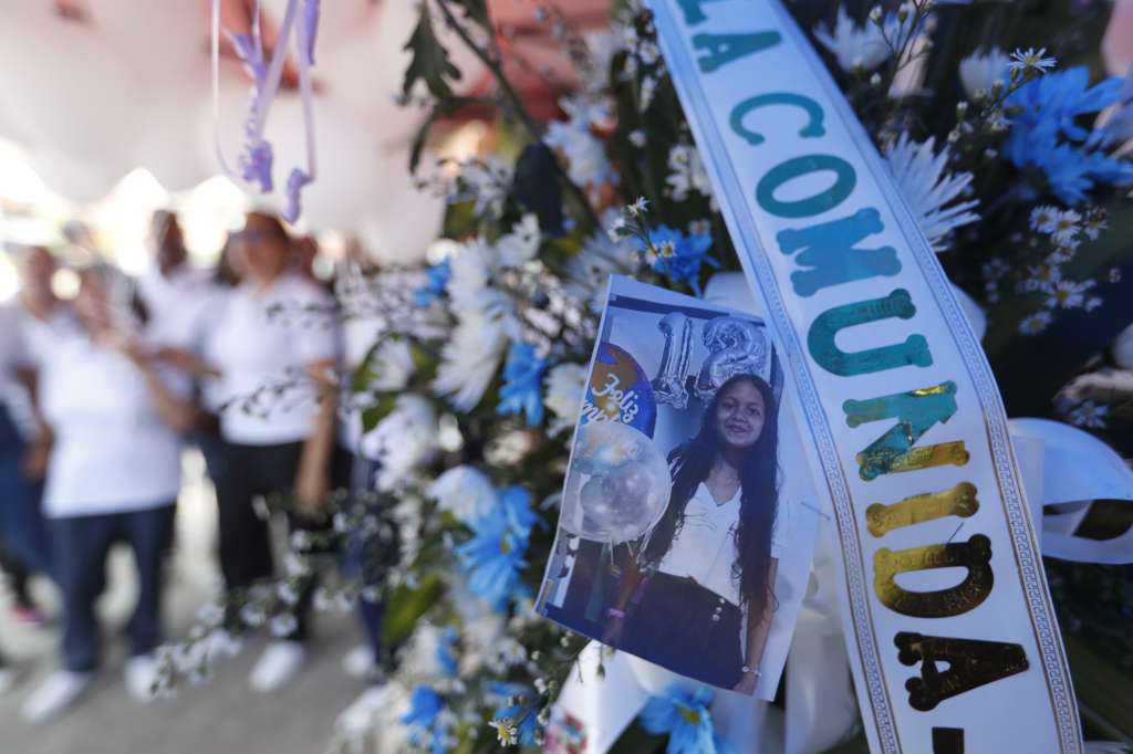 AME8667. CANDELARIA (COLOMBIA), 18/10/2024.- Personas se reúnen en la casa en dónde vivía Sofía Delgado niña de 12 años asesinada, este viernes en Candelaria (Colombia). La indignación en Colombia crece a medida en que se van conociendo más detalles sobre el brutal asesinato de la niña Sofía Delgado Zúñiga, de 12 años de edad, cuyo cuerpo fue encontrado en un campo de caña de azúcar de la localidad de Candelaria (suroeste) 19 días después de su desaparición, reportada el pasado 29 de septiembre. EFE/ Ernesto Guzmán