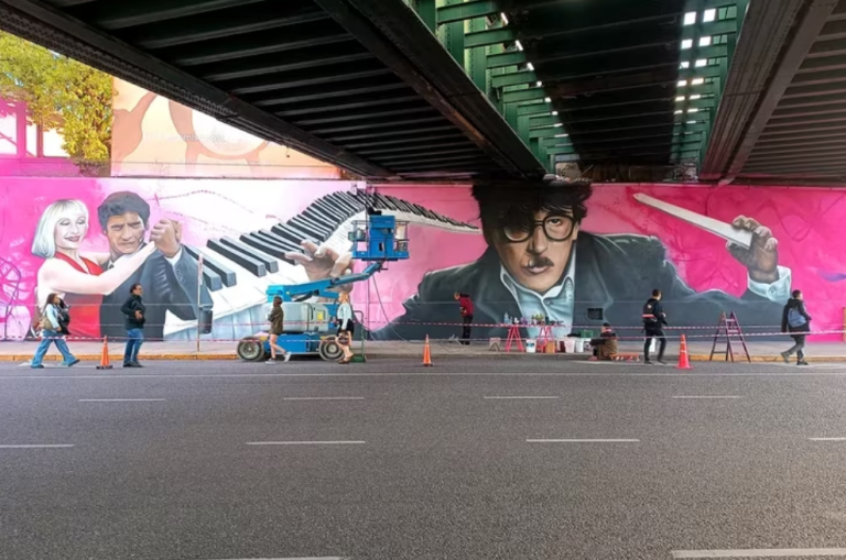 Un mural con Maradona y Raffaella Carrá, al ritmo de Charly García