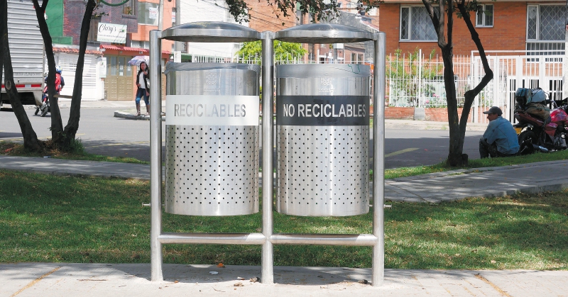 Las cestas de basura hurtadas debe reponerlas el Distrito.