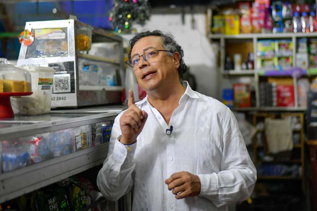 AME8140. SANTA MARTA (COLOMBIA), 31/12/2024.- Fotografía cedida por la presidencia de Colombia del mandatario colombiano, Gustavo Petro, durante una alocución televisada este martes, en Santa Marta (Colombia). Petro destacó que en 2024 su país se convirtió en el tercero de América Latina en ingresos por turismo y señaló que recibió 6,2 visitantes internacionales este año. EFE/ Presidencia de Colombia /SOLO USO EDITORIAL SOLO DISPONIBLE PARA ILUSTRAR LA NOTICIA QUE ACOMPAÑA (CRÉDITO OBLIGATORIO)