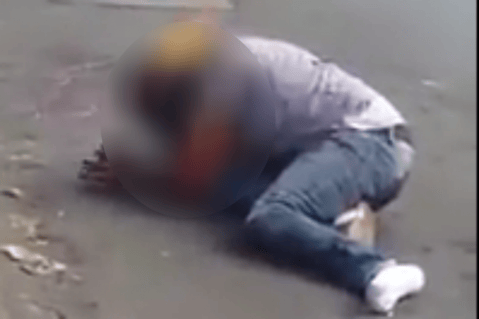 Grupo de personas golpean y queman a presunto ladrón en Caracas