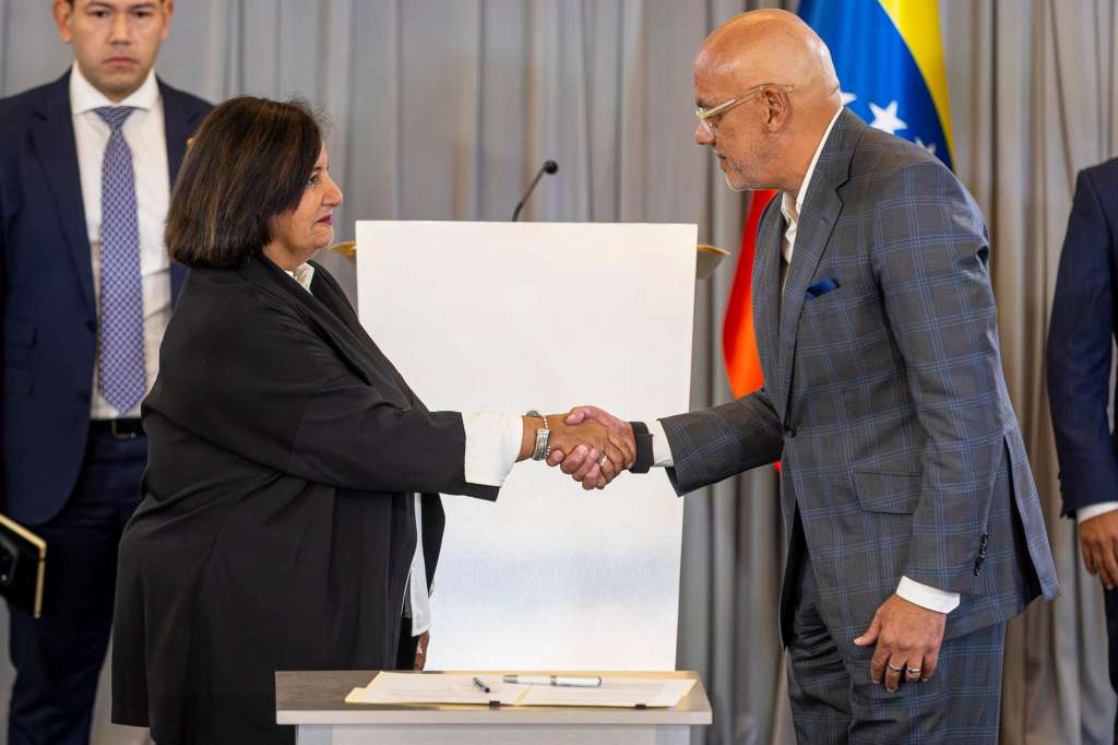 CARACAS (VENEZUELA), 12/08/2026.- La exdiputada y expresidenta de la Asamblea Nacional de Venezuela (2015), Dinorah Figuera, y el presidente del Parlamento de Venezuela, Jorge Rodríguez, firman un documento en la última sesión de la mesa de diálogo este miércoles, en Caracas (Venezuela). El chavismo y la oposición de Venezuela acordaron este miércoles renovar a todos los jueces que conforman el Tribunal Supremo de Justicia (TSJ), señalado de servir al Gobierno, como parte de los primeros acuerdos alcanzados en el primer ciclo de diálogo impulsado por Estados Unidos para una transición en el país caribeño. EFE/ Miguel Gutiérrez