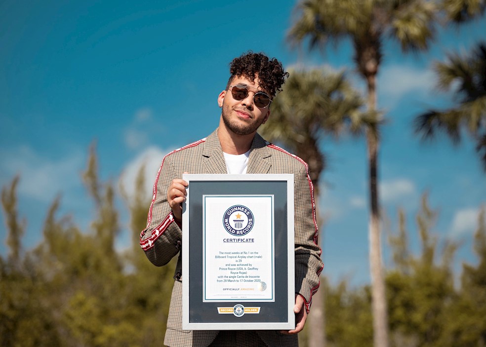 Fotografía de Prince Royce mientras posa con su certificado de récord Guinness.