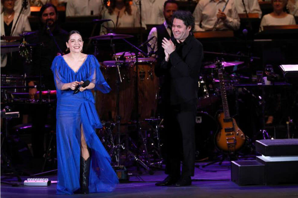 Natalia Lafourcade y Gustavo Dudamel durante el concierto en el Hollywood Bowl. / EFE