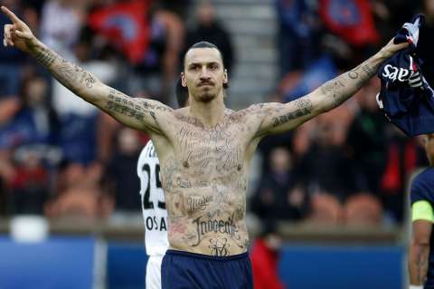 Ibrahimovic se tatúa para combatir el hambre en el mundo