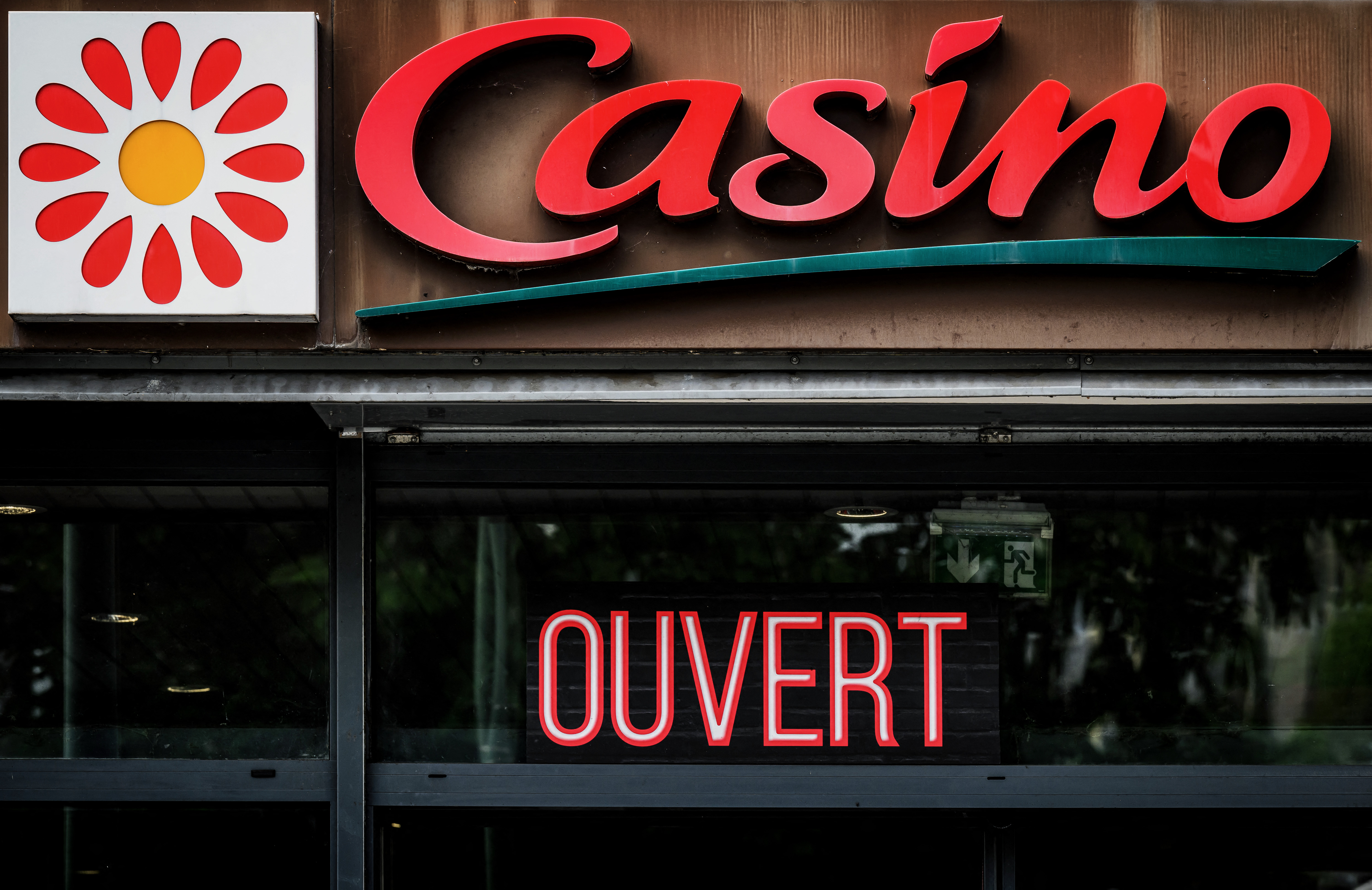 El empresario checo Daniel Kretinsky y el francés Marc Ladreit de Lacharriere, ambos accionistas de la marca de supermercados en apuros financieros, habrían presentado una oferta de recapitalización que alcanzaría más de 1.800 millones de euros. / AFP