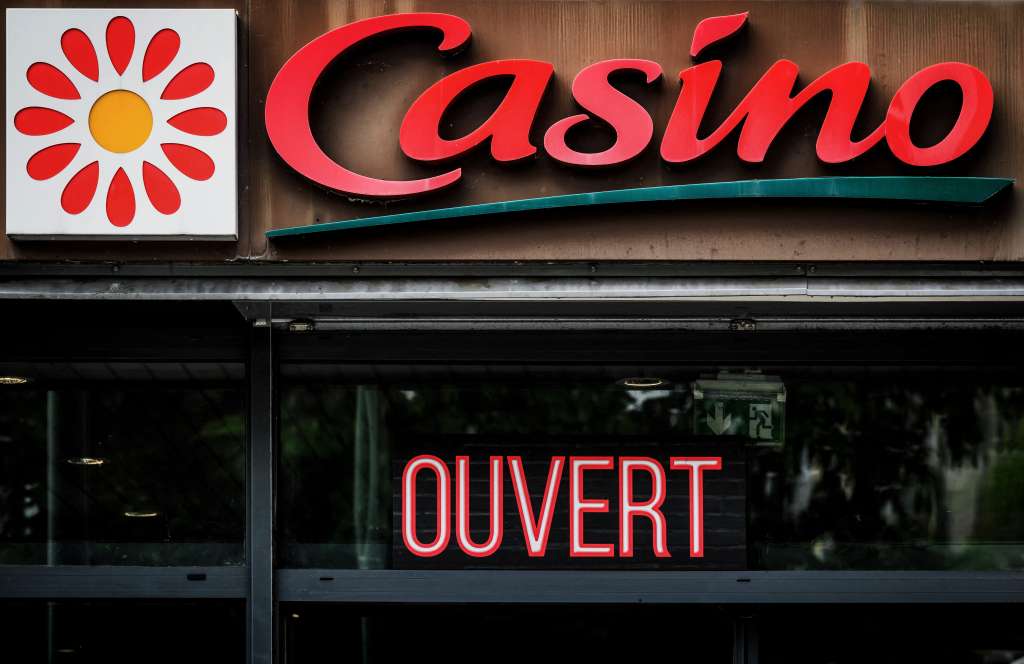 El empresario checo Daniel Kretinsky y el francés Marc Ladreit de Lacharriere, ambos accionistas de la marca de supermercados en apuros financieros, habrían presentado una oferta de recapitalización que alcanzaría más de 1.800 millones de euros. / AFP