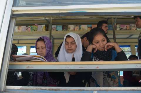 El bus en Kabul que hace de librería para llevar lectura a los niños