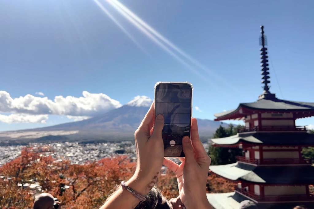FUJIKAWAGUCHIKO (JAPÓN), 01/07/2026.- Fotografía tomada el 3 de noviembre de 2025. Uno de los paisajes más conocidos del pueblo de Fujikawaguchiko, una localidad cercana al Monte Fuji, la emblemática montaña que este miércoles inicia su temporada de ascensos entre debates por su regulación y una masificación turística en aumento. EFE/ Pilar Bernal Zamora
