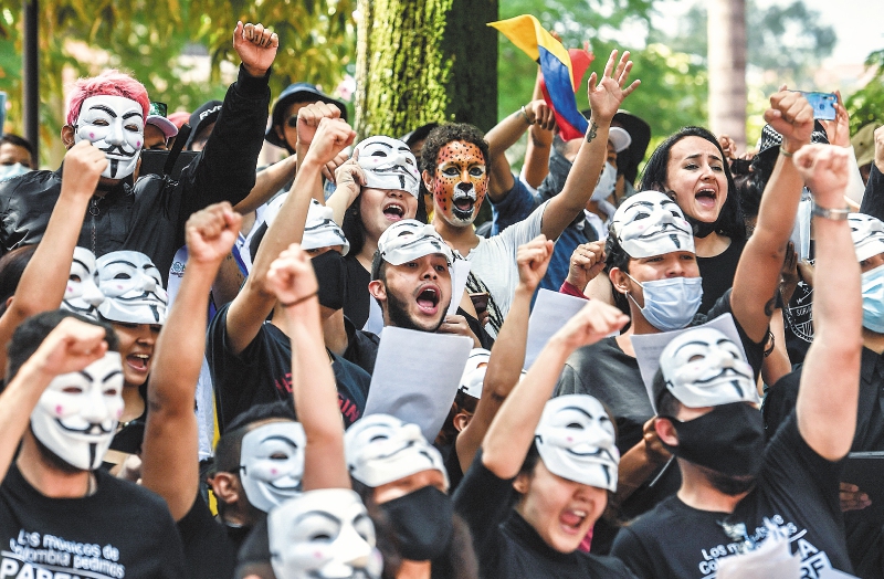 El autor considera que los jóvenes colombianos están ayudando a escribir una importante página de la historia nacional. La imagen registra una protesta en Medellín durante el paro nacional.
