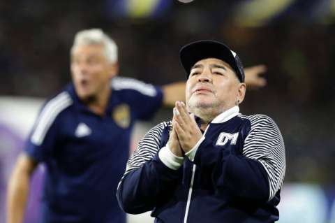 Cuerpo médico rechaza el deseo de Maradona de salir de la clínica