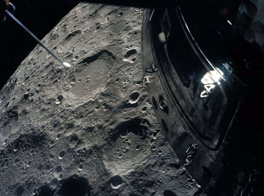 La tripulación del Apolo 13 fotografió la Luna desde su "bote salvavidas" del Módulo Lunar al pasar junto a ella